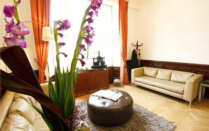 The lounge room at Cleveland Hotel London